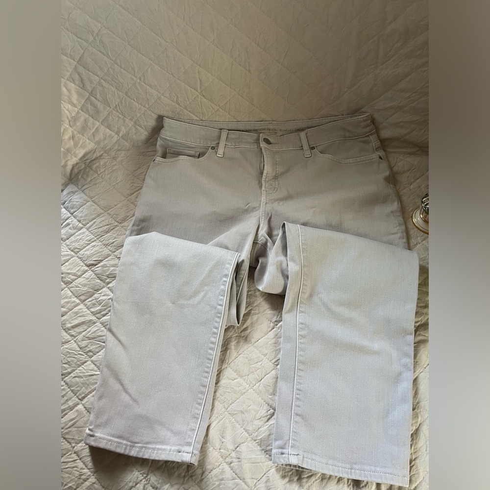 Chicos girlfriend so slimming crop leg pants. Size2.